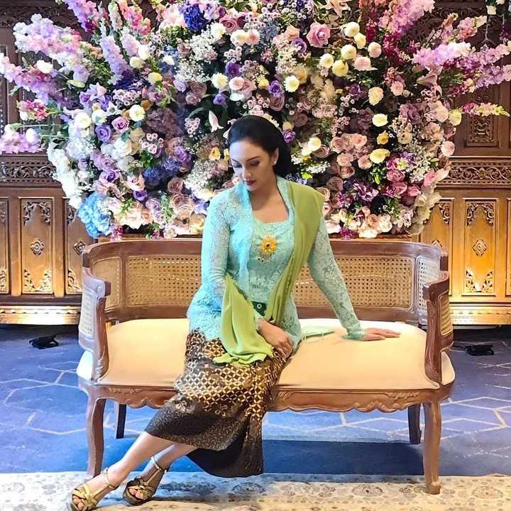 <p>Meski sudah memasuki kepala lima, Tata Cahyani sangat terlihat awet muda dan menunjukkan sebagai pesonanya sebagai wanita Jawa. Tidak hanya memiliki kulit yang <em>glowing,</em> tubuh Tata juga sangat langsing, Bunda. (Foto: Instagram: @tatacahyani)</p>