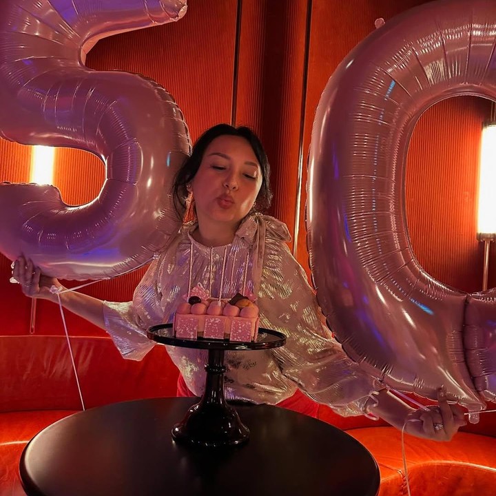 <p>Terlihat Tata memegang balon merah muda bertuliskan '50' yang sesuai dengan usianya. "Yang terbaik masih belum tertulis… #50. 02.04.2025," tulisnya pada kolom caption. (Foto: Instagram: @tatacahyani)</p>