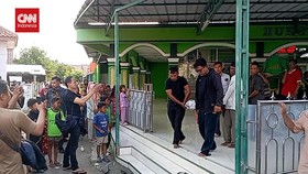 VIDEO:Pergi Sekolah, Kakak-Beradik Boncengan Motor Tewas Dilindas Truk