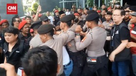VIDEO: Kuasa Hukum Hasto Tuding 2 Pemuda Berbaju Save KPK Provokator