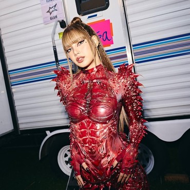 Lisa BLACKPINK Jual Barang Bekas Pribadi untuk Bantu Gaza, Harganya Disorot