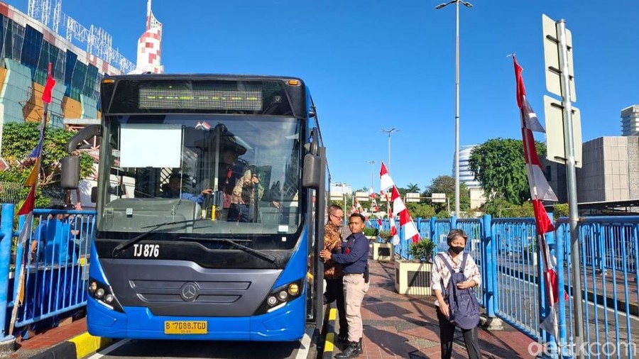 Transjabodetabek Blok M-Alam Sutera. (Brigitta/detikcom) Transjabodetabek Blok M-Alam Sutera. (Brigitta/detikcom)