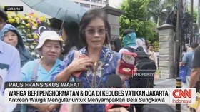 VIDEO: Warga Beri Penghormatan & Doa di Kedubes Vatikan Jakarta