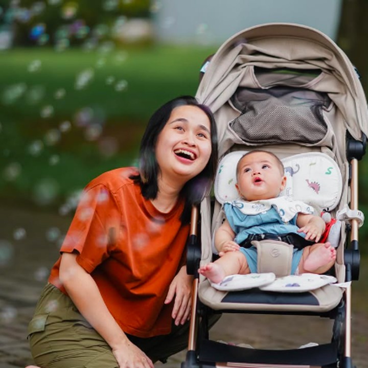 <p>"Kalian berdua kelihatan bahagia dari hati. Semoga Tuhan memberkati," ujar seorang netizen. "Anak kecil punya anak kecil. Si Mamah imut saja biar sudah ada dede. Sehat-sehat ya kalian. Gemas lihatnya," ungkap netizen lain dengan menyisipkan emotikon hati. (Foto: Instagram: @gritteagathaa)</p>