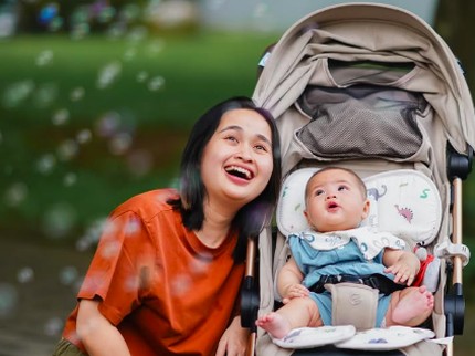 Gemasnya Anak Gritte Agatha Pertama Kali Lihat Gelembung Sabun, Ini Potretnya Bun