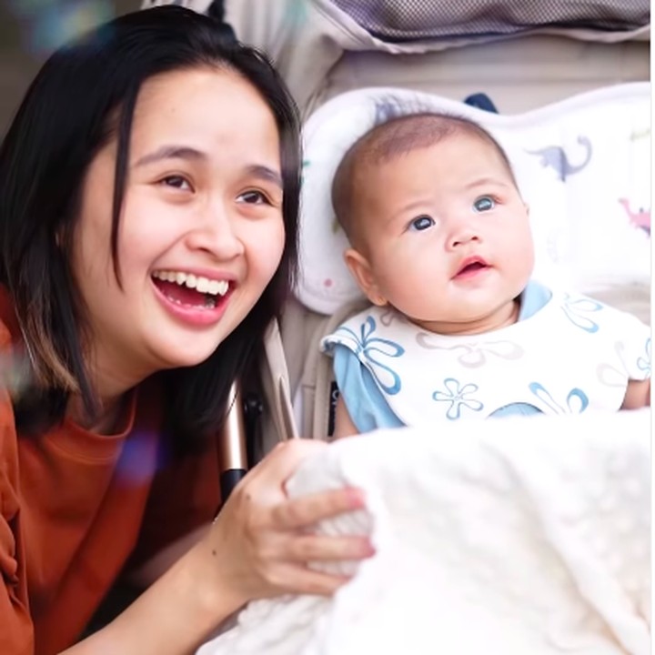<p>Banyak netizen yang dibuat gemas dengan ekspresi Agatha ketika melihat gelembung sabun, Bunda. Mereka pun mendoakan agar keduanya selalu diberikan kesehatan. (Foto: Instagram: @gritteagathaa)</p>