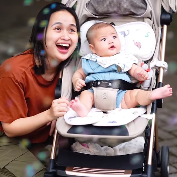 <p>"Katanya suruh diliatin <em>bubble</em> dari bayi biar enggak takut nantinya," tutur Bunda satu anak ini. (Foto: Instagram: @gritteagathaa)</p>