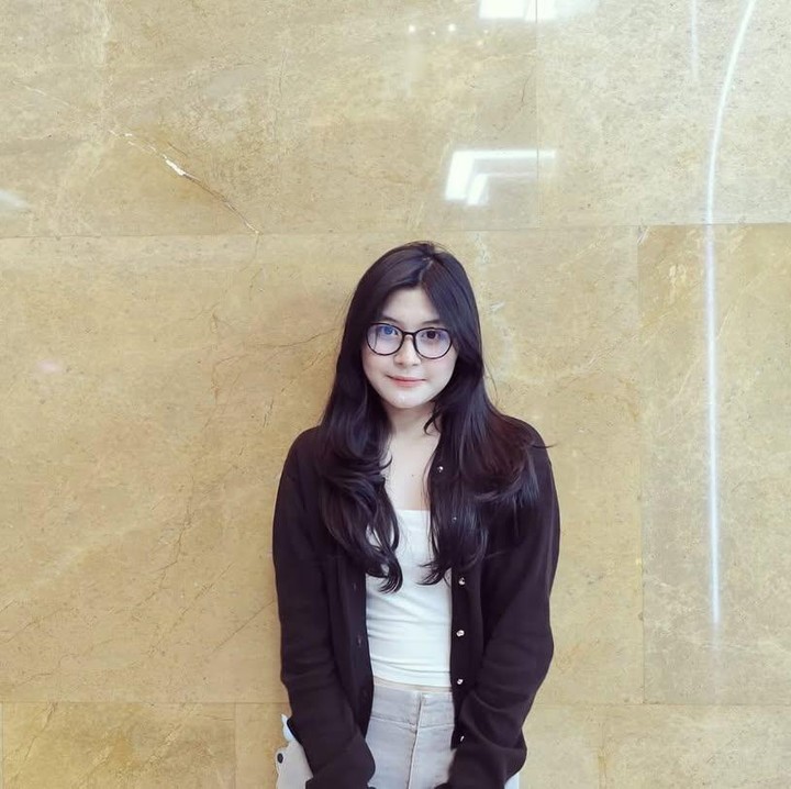 <p>Anak ketiga Pasha Ungu dari pernikahannya dengan Okie Agustina, Nasha Anaya, sudah menginjak usia 16 tahun. Tak seperti kedua kakaknya yang terjun ke dunia hiburan, Nasha memilih untuk fokus pada pendidikannya. Seperti kebanyakan remaja lain, Nasha cukup aktif membagikan aktivitasnya di media sosial. (Foto: Instagram @nasha.anayaa)</p>