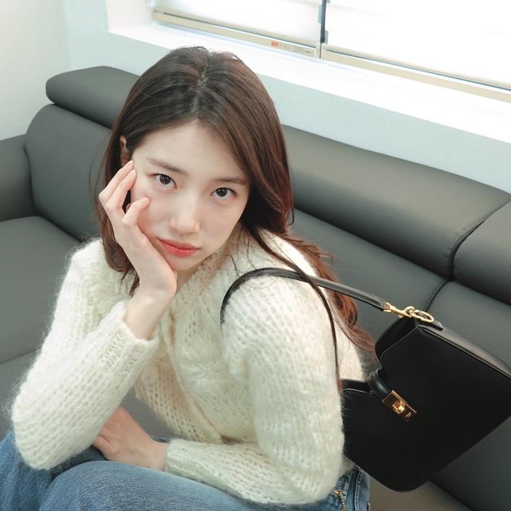 <p>Aktris sekaligus idol K-Pop, Bae Suzy, termasuk salah satu yang menyuarakan hak perempuan. Ia diketahui pernah membela korban pelecehan seksual dengan mengunggah petisi untuk menuntut pelaku pada 2018. Dilansir dari laman <em>detikcom,</em> Suzy menyebarkan petisi itu di akun Instagram pribadinya. (Foto: Instagram@skuukzky)</p>