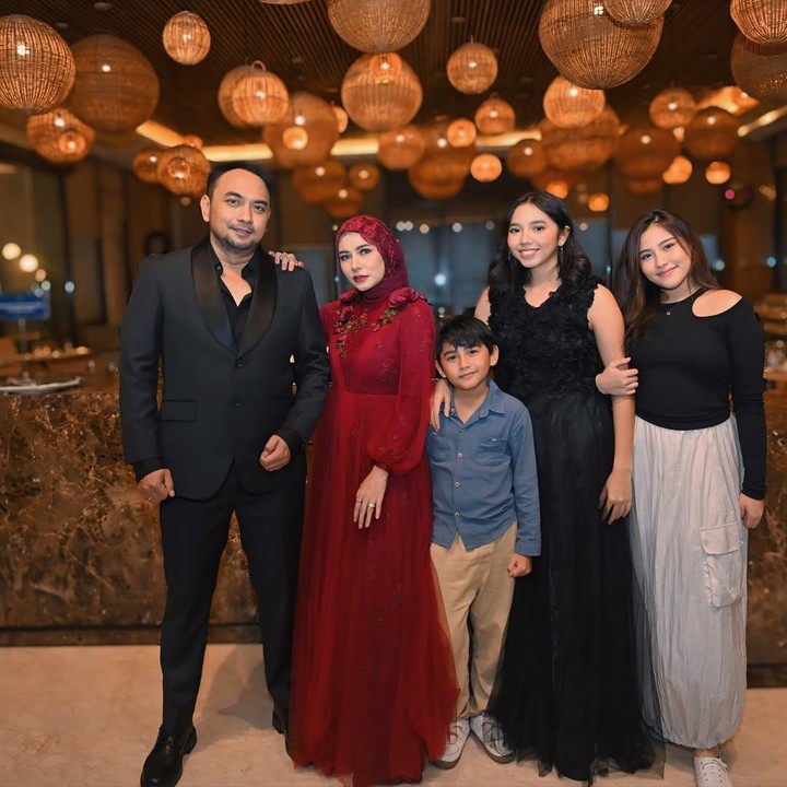 <p>Song Louisa Mu'Khadijah adalah anak kedua dari Bebi Romeo dan Meisya Siregar. Remaja yang akrab disapa Louisa ini lahir pada 25 September 2010 atau saat ini usianya sudah menginjak 14 tahun. (Foto: Instagram @bebi_romeo)</p>
