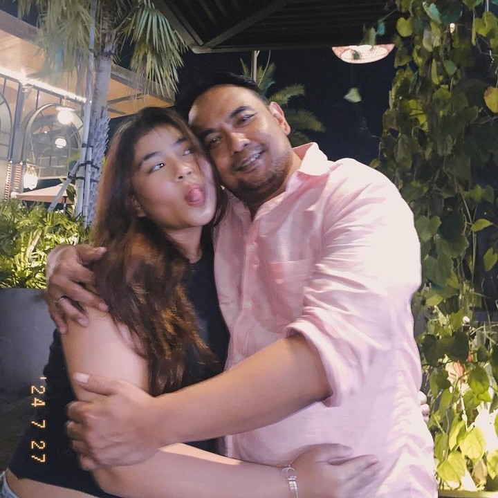<p>Saat sang putri terpilih menjadi Gadis Sampul dan menjalani karantina, Bebi Romeo sempat mengungkap perasaan rindunya. Saking kangennya, Bebi Romeo sampai mem-<em>posting</em> ulang video promosi putrinya saat berkompetisi. (Foto: Instagram @bebi_romeo)</p>