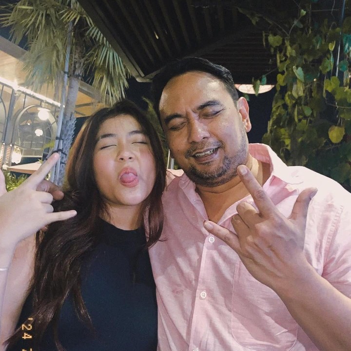 <p>Louisa termasuk dekat dengan ayahnya, Bebi Romeo. Melalui unggahan di Instagram, baik Louisa atau Bebi Romeo sering membagikan momen kebersamaan. Sebagai orang tua, Bebi Romeo juga selalu memberikan dukungan atas pilihan hidup sang putri. (Foto: Instagram @bebi_romeo)</p>