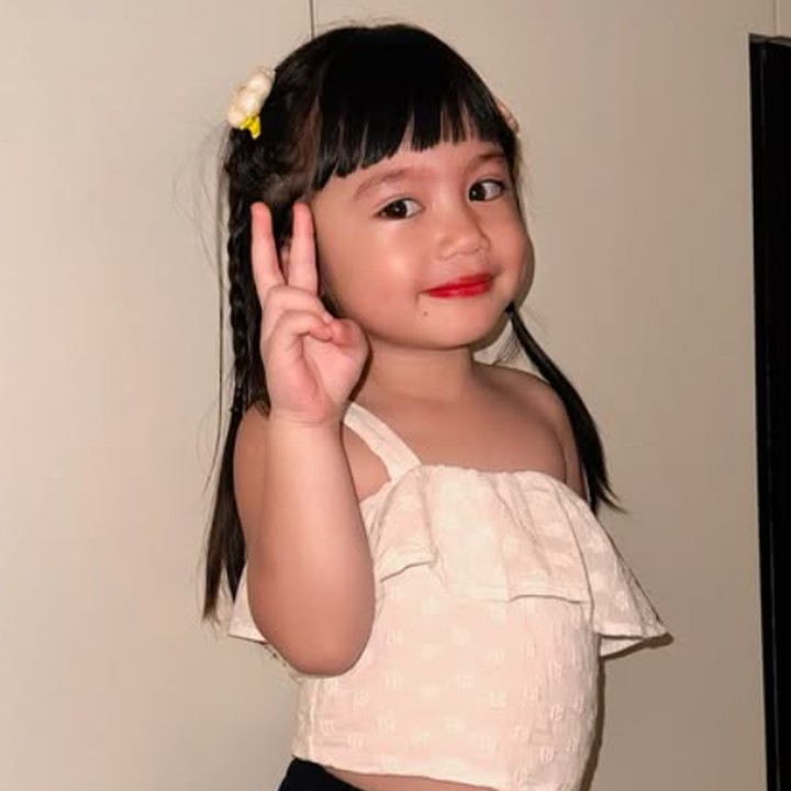 <p>"Tiba-tiba aku yang motoin langsung <em>throwback</em> ke Felicya waktu kecil (di slide dua dan empat). Ini benar-benar kayak ngaca setiap kali aku lihat <em>@graziellabible_</em>. Kalo tiba-tiba sudah remaja terus pacaran gimana poy? Kamu siap patah hati? Anak-anak cepat banget loh gedenya <em>@hitocaesar</em>," ujar Feli sambil menyelipkan emotikon menangis. (Foto: Instagram: @felicyangelista_)</p>