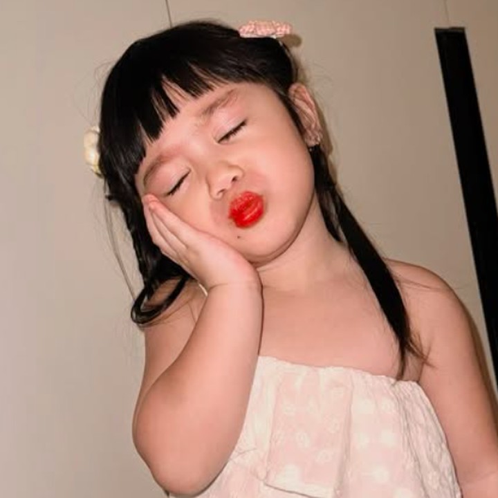 <p>Dalam sebuah potret, terlihat Bible mengenakan lipbalm merah milik sang Bunda. Tidak hanya itu, ia juga berpose bak seorang model. (Foto: Instagram: @felicyangelista_)</p>