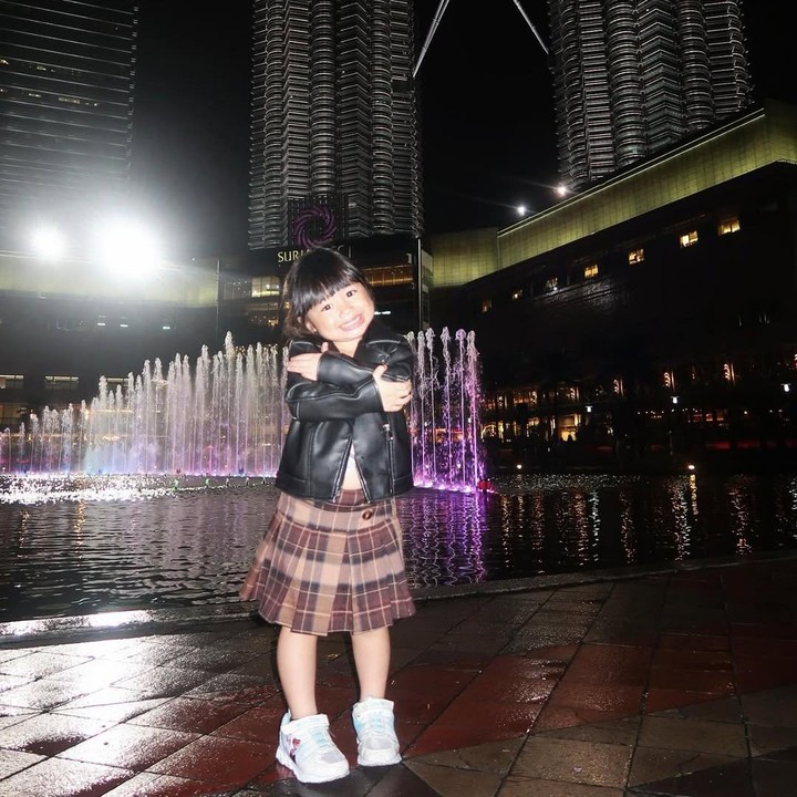 <p>Si Kecil yang akrab disapa Bible ini lahir pada 9 November 2021. Di tahun 2025 ini, Bible akan genap berusia empat tahun. (Foto: Instagram: @felicyangelista_ @graziellabible_)</p>