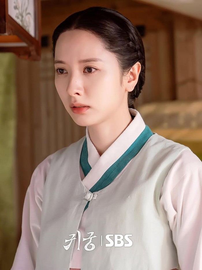Setelah kematian neneknya, Yeo Ri berusaha melawan takdirnya untuk menjadi seorang shaman dan memilih menjadi pengrajin kacamata./ Foto: instagram.com/sbsdrama.official