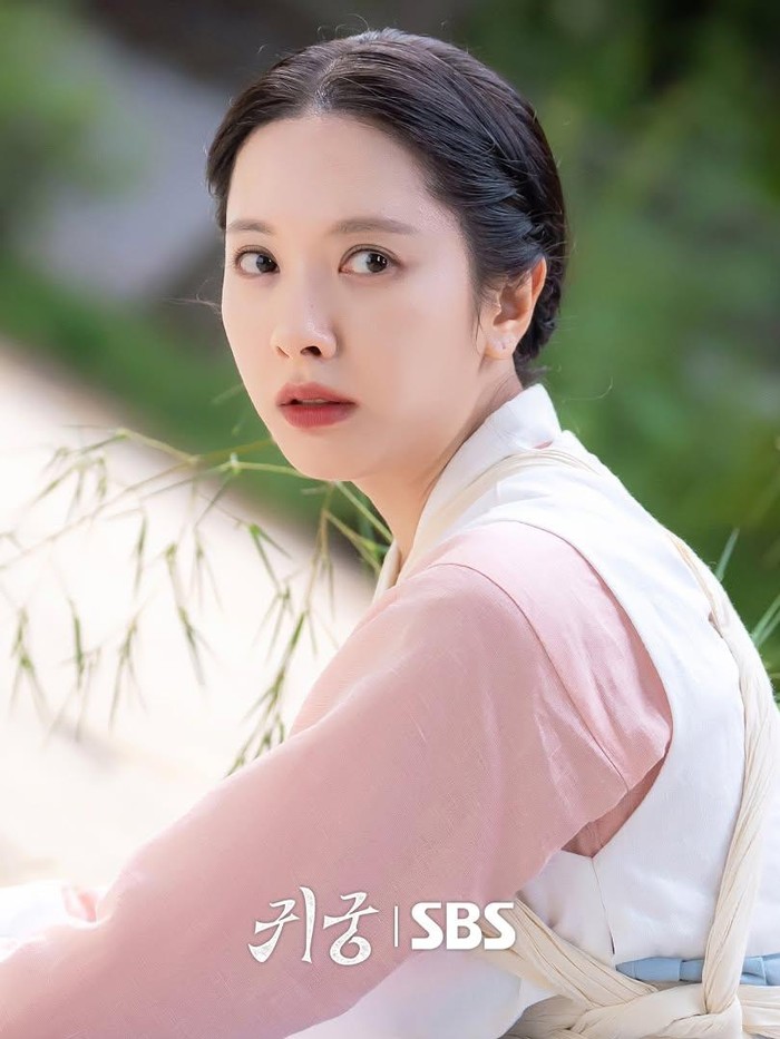 Kali ini, Bona berperan sebagai Yeo Ri. Ia merupakan cucu dari seorang shaman terkenal yang familiar dengan hal-hal spiritual sejak kecil./ Foto: instagram.com/sbsdrama.official