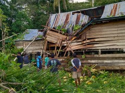 7 Rumah Rusak Diterjang Angin Puting Beliung di Ujung Tanah Bone
