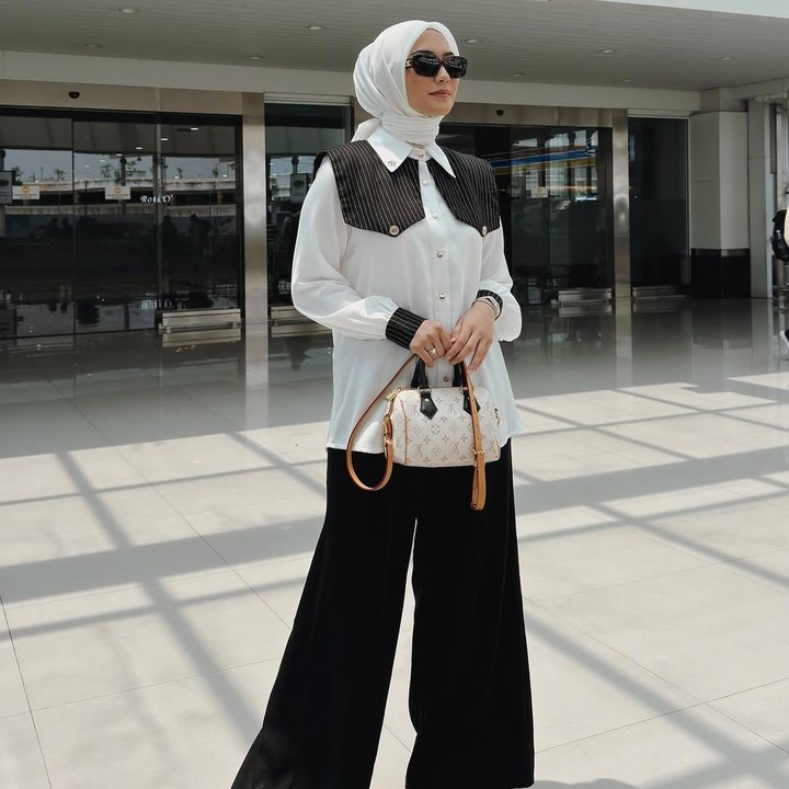 <p>Ada juga Citra Kirana yang selalu tampil dengan <em>outfit simple,</em> tetapi tetap elegan. Ia mengenakan blouse dengan hijab segi emapt warna putih yang membuat wajahnya terlihat semakin cerah. (Foto: Instagram@citraciki)</p>