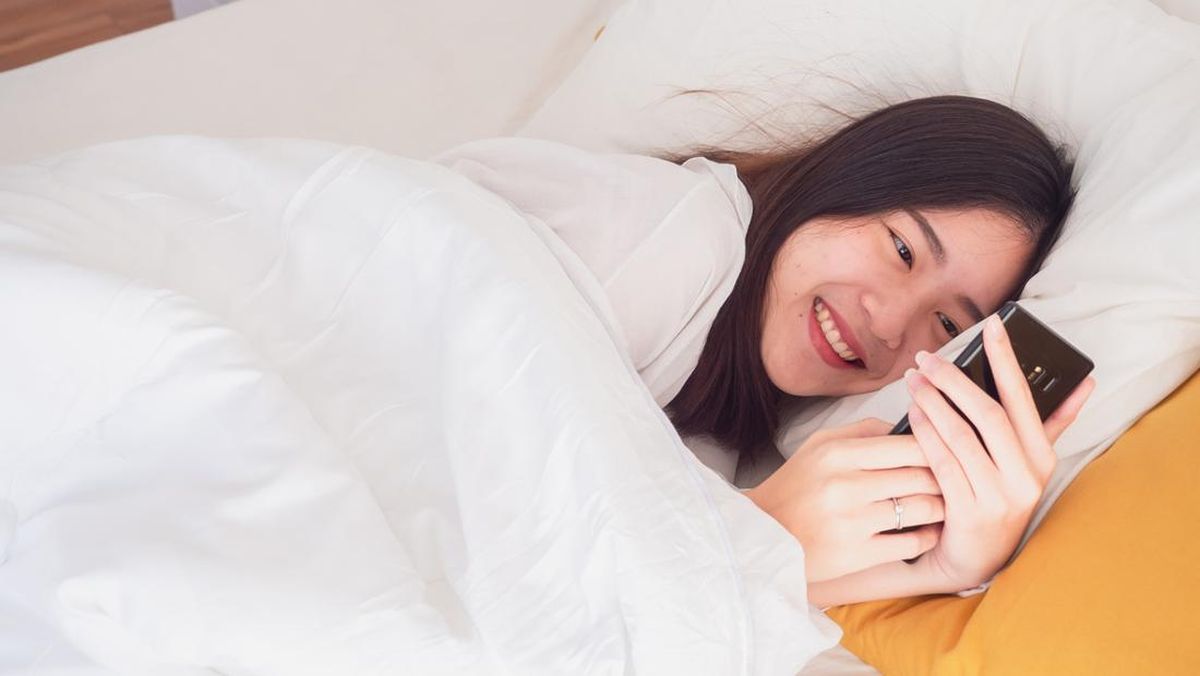 6 Bahaya Buka HP Saat Bangun Tidur, Otak Rusak!