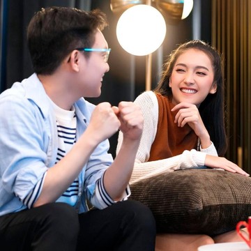 4 Gestur Kecil yang Diam-diam Bikin Gebetan Tertarik Menurut Psikologi