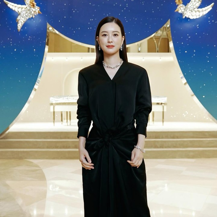 <p>Jung Yu Mi sempat mendapat komentar negatif ketika mengambil peran utama sebagai Kim Jin-Young dalam fim <em>Kim Ji-Young, Born 1982.</em> Film ini menceritakan kisah seorang perempuan Korea biasa berusia 30-an yang berjuang menyeimbangkan pekerjaan dan keluarga, serta diskriminasi gender yang dihadapinya di setiap fase kehidupan. Namun, sayangnya, banyak orang beranggapan bahwa film yang diadaptasi dari novel itu menyajikan pandangan menyimpang. (Foto: Instagram@jungyumigran)</p>