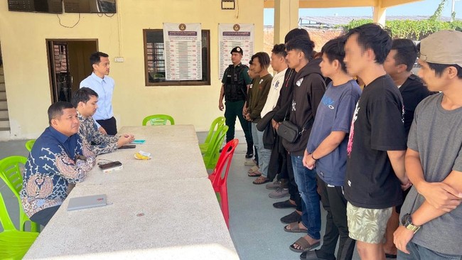 Menteri Koordinator Pemberdayaan Masyarakat Muhaimin Iskandar mengatakan Kamboja bukan tempat aman untuk pekerja migran Indonesia.