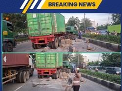 Truk Tabrak Separator Busway di Jl Daan Mogot Jakbar, Lalin Macet