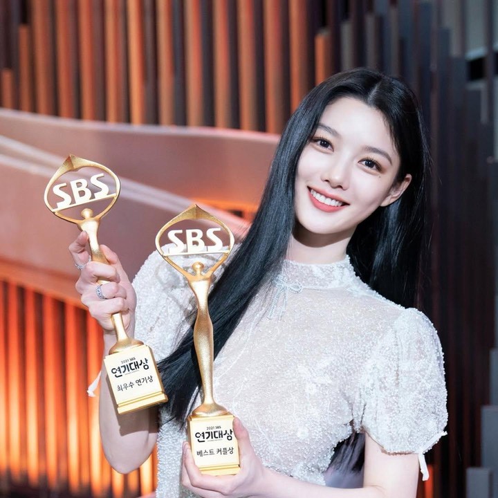 <p>Aktris Kim Yoo Jung terlibat dalam sebuah proyek yang mendukung para perempuan yang menjadi korban tentara Jepang selama masa pendudukan Jepan. Dilansir dari laman <em>Korea Times, </em> ia sempat mengunggah foto sebuah dompet kartu dengan kupu-kupu kuning yang melambangkan keinginan untuk melarikan diri dari kekerasan dan terbang. (Foto: Instagram@you_r_love)</p>