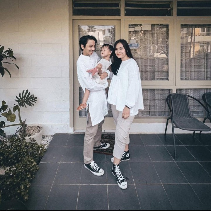 <p>Putri semata wayang Fiersa Besari, Kinasih Menyusuri Bumi, lahir pada 16 Februari 2021. Saat ini, usianya pun sudah genap empat tahun, Bunda. (Foto: Instagram: @fiersabesari)</p>