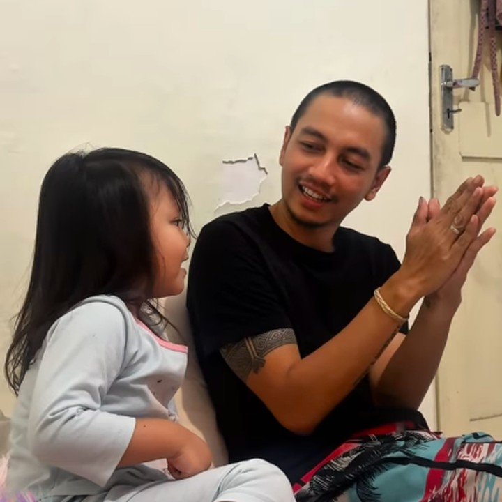 <p>Fiersa sendiri kerap membagikan potret kebersamaannya dengan sang putri. Mulai dari berlibur hingga bermain di rumah. (Foto: Instagram: @fiersabesari)</p>