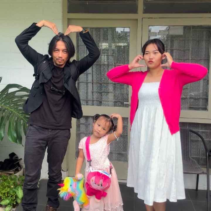 <p>"Ini bapak-bapak impian seluruh anak perempuan di dunia," ungkap seorang netizen dengan emotikon hati. "<em>MasyaAllah tabarakallah</em>. Sehat-sehat bapak dan keluarga," tutur netizen lainnya. (Foto: Instagram: @fiersabesari)</p>