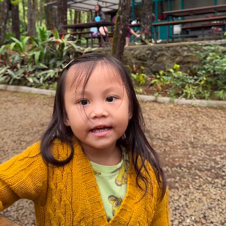 <p>"Itu lagu siapa, Neng?", tanya Fiersa. "Lagu Bapak. Nyanyi Pak, kan lagu Bapak," jawab Kinasih seraya meminta sang Ayah untuk menyanyikan lagunya. (Foto: Instagram: @fiersabesari)</p>