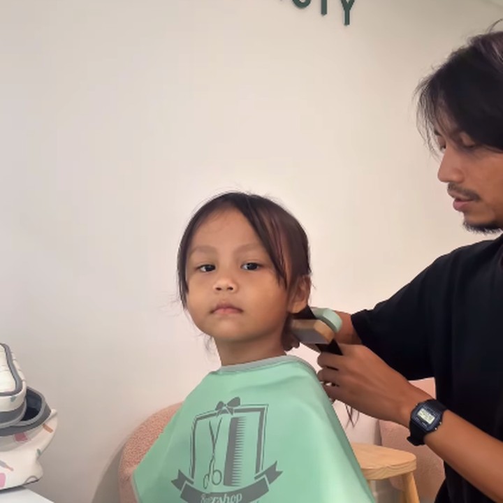 <p>Fiersa sendiri dikenal sebagai sosok Ayah yang kerap mengasuh putrinya. Fiersa bahkan tidak menolak ketika harus bermain 'salon-salonan' bersama Kinasih. (Foto: Instagram: @fiersabesari)</p>