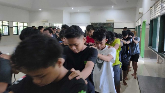 Pemulangan puluhan orang dilakukan dengan dalih masa penahanan yang diperbolehkan peraturan perundang-undangan sudah habis. 37 orang itu tetap wajib lapor.