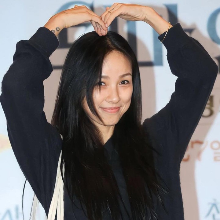 <p>Penyanyi Lee Hyori pernah memenangkan penghargaan Pureun Media Language dari Women’s Link, sebuah organisasi yang didedikasikan untuk mendukung hak-hak perempuan. Dilansir dari laman <em>Korea JoongAng Daily, </em>idol K-Pop yang satu ini dipilih karena dia membahas isu-isu sulit seperti kekerasan dalam rumah tangga dan pandangan hidup yang lazim di masyarakat dengan bahasa yang luas dan mudah dihapami. (Foto: Instagram@lee_hyolee)</p>