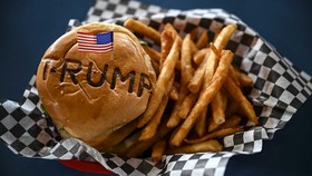 FOTO: Mencicipi Burger 'Trump' di Texas