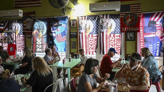 FOTO: Mencicipi Burger 'Trump' di Texas
