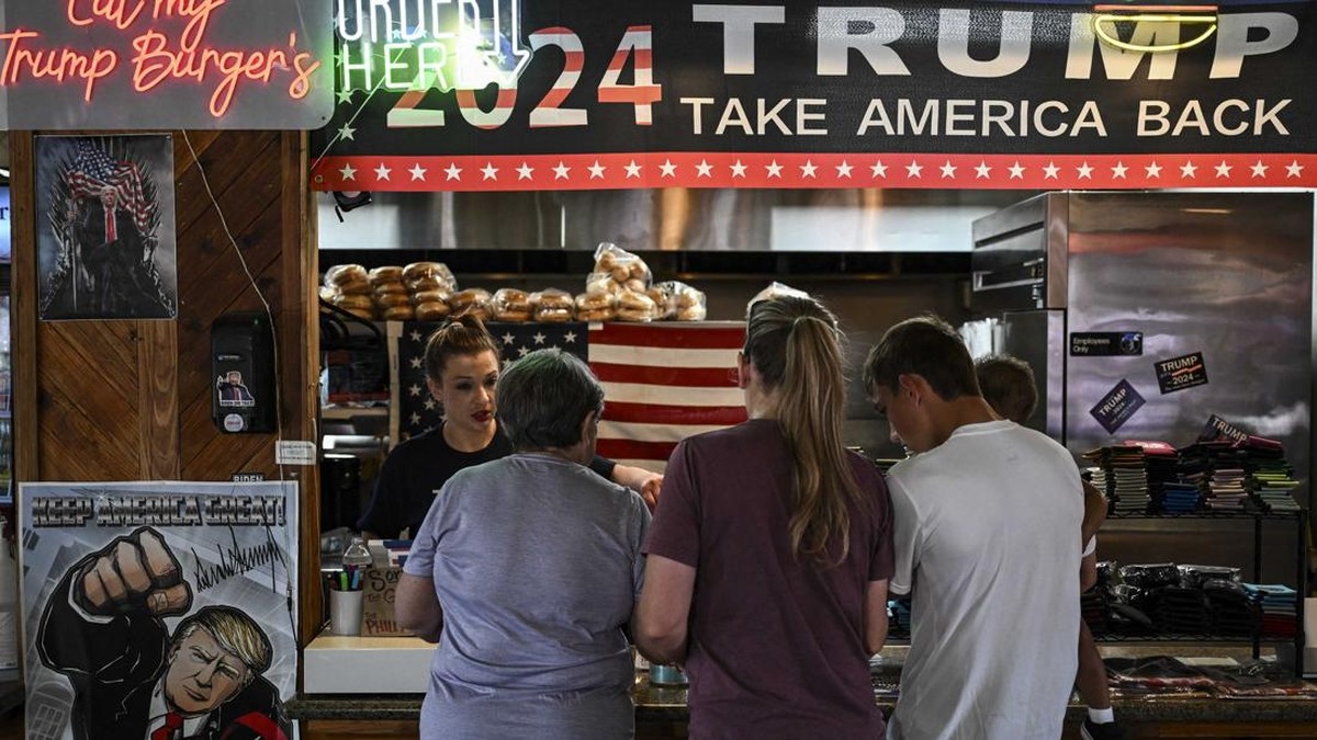 FOTO: Mencicipi Burger 'Trump' di Texas