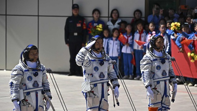 Sampai saat ini, pemerintah China masih berupaya mempersiapkan evakuasi terhadap tiga astronaut yang masih terjebak di antariksa.