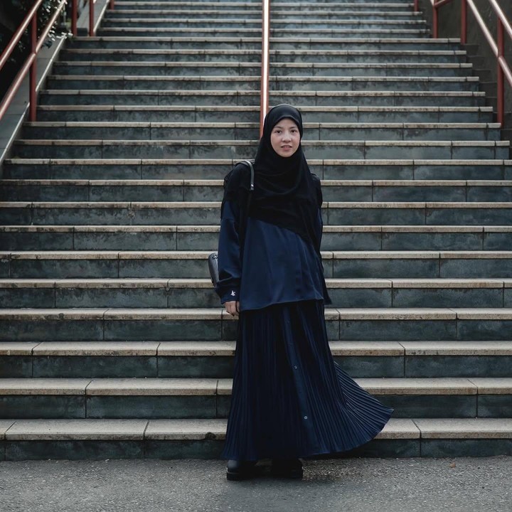 <p>Natasha Rizky mengenakan <em>one-set</em> polos berwarna biru dongker dan hijab hitam yang menutupi dada. Pakaiannya ini termasuk salah satu busana dari <em>brand</em> pribadinya Natasha, lho, Bunda. (Foto: Instagram@natasharizkynew)</p>