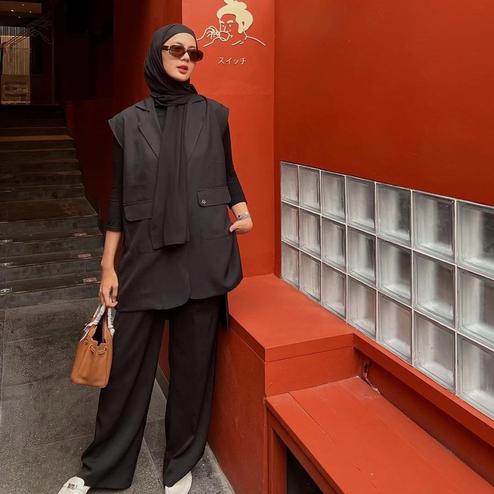 <p>Paula Verhoeven termasuk salah satu aktris yang sering kali memperlihat <em>outfit out the day</em> (OOTD) di media sosialnya. Seperti foto berikut ini, ia terlihat <em>simple</em> mengenakan hijab <em>clean outfit</em> serba hitam. Penampilannya pun dilengkapi dengan kacamata hitam yang membuatnya semakin kece. (Foto: Instagram@paula_verhoeven)</p>