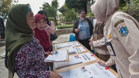 FOTO: Warga Daftar Petugas PPSU Membludak di Balai Kota DKI