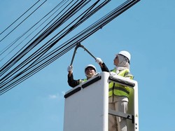 2,5 Km Kabel Semrawut di Jalan Komjen M Jasin Depok Dipotong