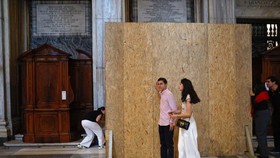Vatikan Rilis Foto Marmer Makam Paus Fransiskus