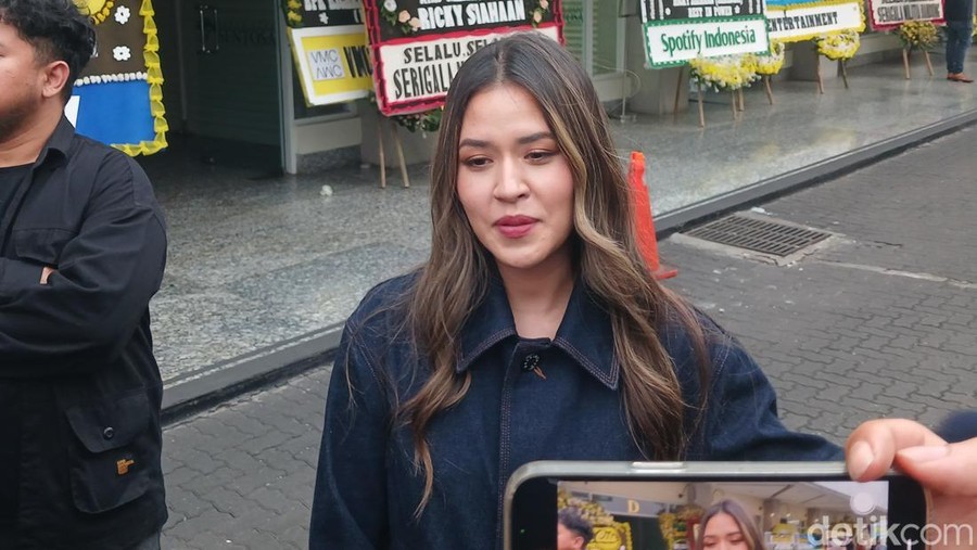 Raisa Raisa datang ke rumah duka Ricky Siahaan Seringai.