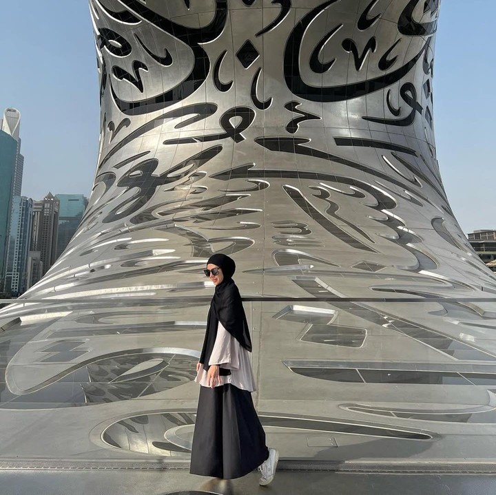 <p>Ratna Galih juga termasuk salah satu Bunda seleb yang sering kali tampil kece dengan beragam OOTD inspiratif. Misalnya saja seperti foto berikut ini, ia tampil sederhana mengenakan rok abu-abu dan <em>blouse</em> yang dilengkapi hijab pashmina polos berwarna hitam. (Foto: Instagram@ratnagalih)</p>