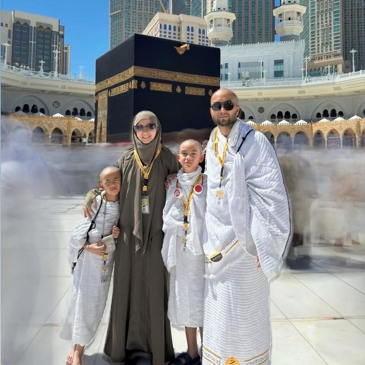 <p>Pada<em> postingan</em> itu, sang aktris mengucapkan rasa syukur mendapat kesempatan untuk pergi ke Tanah Suci bersama keluarga tercinta. “Alhamdulillahilladzi bini'matihi tatimush sholihaat. Tanggal 10 April kemarin, kami memenuhi panggilan Mu untuk umroh,” ucapnya, dikutip dari laman<em> Instagram@vatemat,</em> Jumat (25/4/2025). (Foto: Instagram@vatemat)</p>