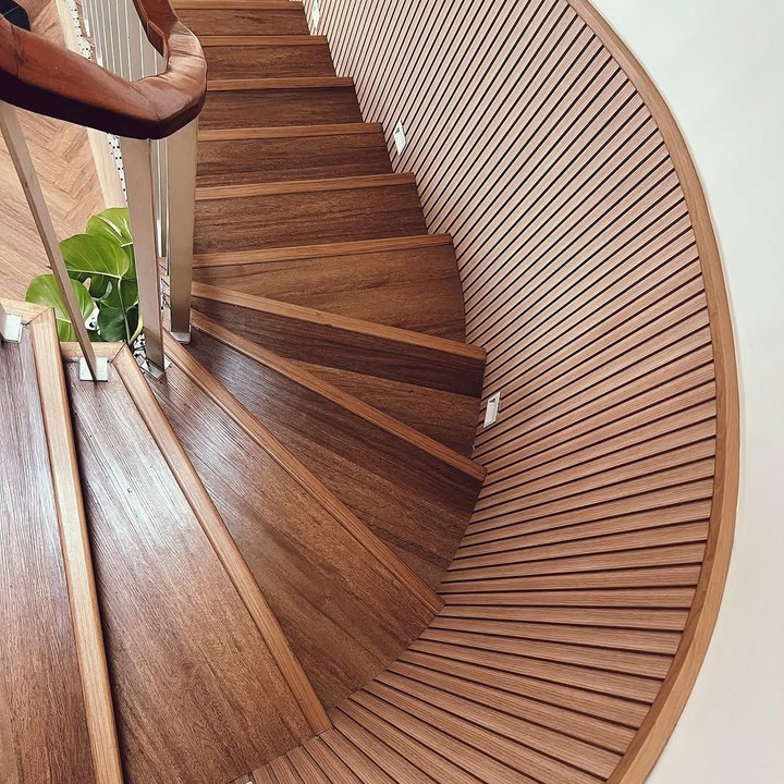 <p>Sabai dan Ringgo mendesain rumah mereka dengan dominasi warna netral. Pasangan yang telah dikaruniai dua anak ini juga banyak menggunakan unsur kayu dalam desain rumah mereka. Selain lantai, keduanya menggunakan bahan kayu untuk lantai, tangga rumah, dan sebagian wallpaper dinding. (Foto: Intagram @sabaidieter)</p>