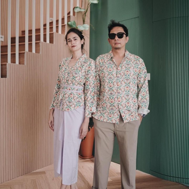 <p>Pilihan warna hijau di dalam rumah Sabai dan Ringgo juga mencuri perhatian. Pasangan ini membuat ruang kecil dengan dinding hijau di dekat tangga. ruangan ini dibuat sebagai pemisah antara ruang keluarga dan ruangan yang lain. (Foto: Intagram @sabaidieter)</p>